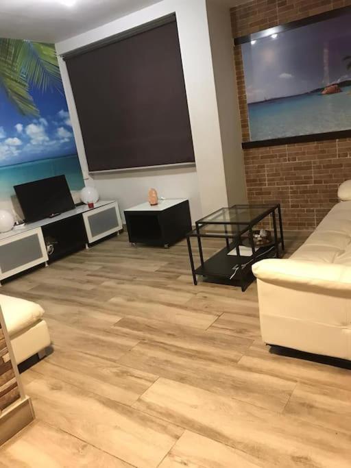 Precioso Apartamento 3 Habitaciones. Con Patio. กามาส ภายนอก รูปภาพ
