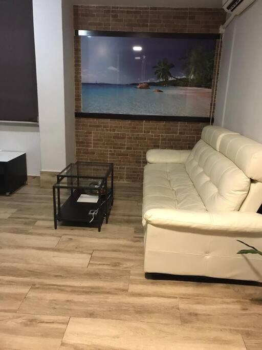 Precioso Apartamento 3 Habitaciones. Con Patio. กามาส ภายนอก รูปภาพ
