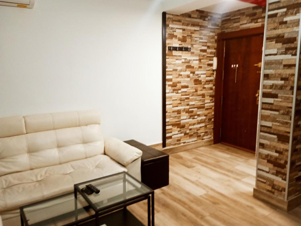 Precioso Apartamento 3 Habitaciones. Con Patio. กามาส ภายนอก รูปภาพ
